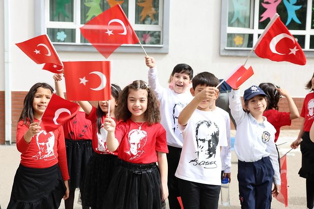 Canaydın İlkokulu öğrencileri ve öğretmenleri, 23 Nisan coşkusunu Bursa'da yaşattı.