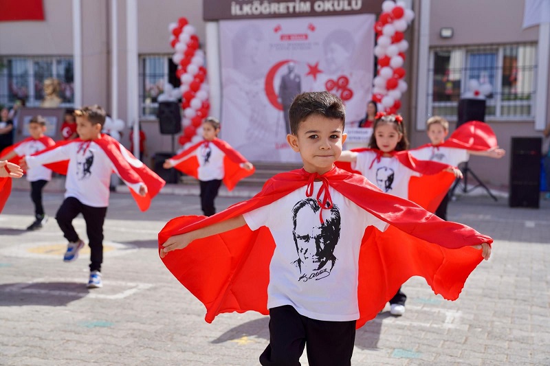 Seferihisar'da Necat Hepkon İlkokulu'nda 23 Nisan töreni düzenlendi.
