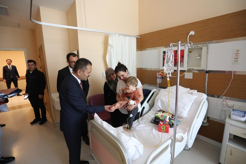 Vali İlhami AKTAŞ, 23 Nisan'da Çanakkale hastanelerinde çocukları ziyaret etti