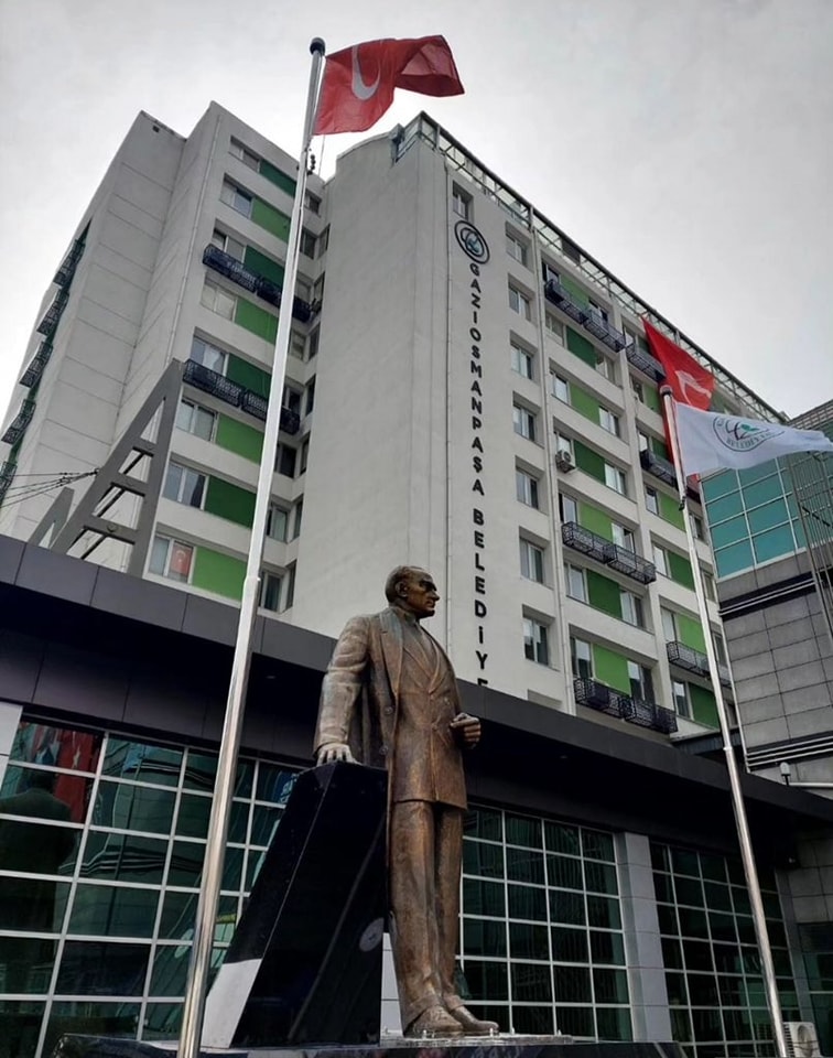 CHP'nin Kazandığı İzmir'de Atatürk Heykeli Yeniden Dikildi