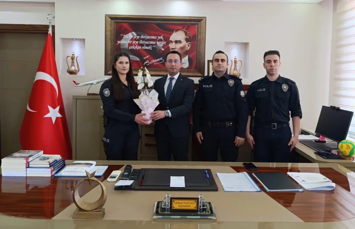 Kaymakamımız Sayın Görkem NALÇACI' yı Türk Polis Teşkilatının 179. Kuruluş Yıl dönümü ve 10 Nisan Polis Haftası etkinlikleri kapsamında İlçe Emniyet Amir Vekili Komiser Yunus Emre ASLAN ve heyet ziyaret etti