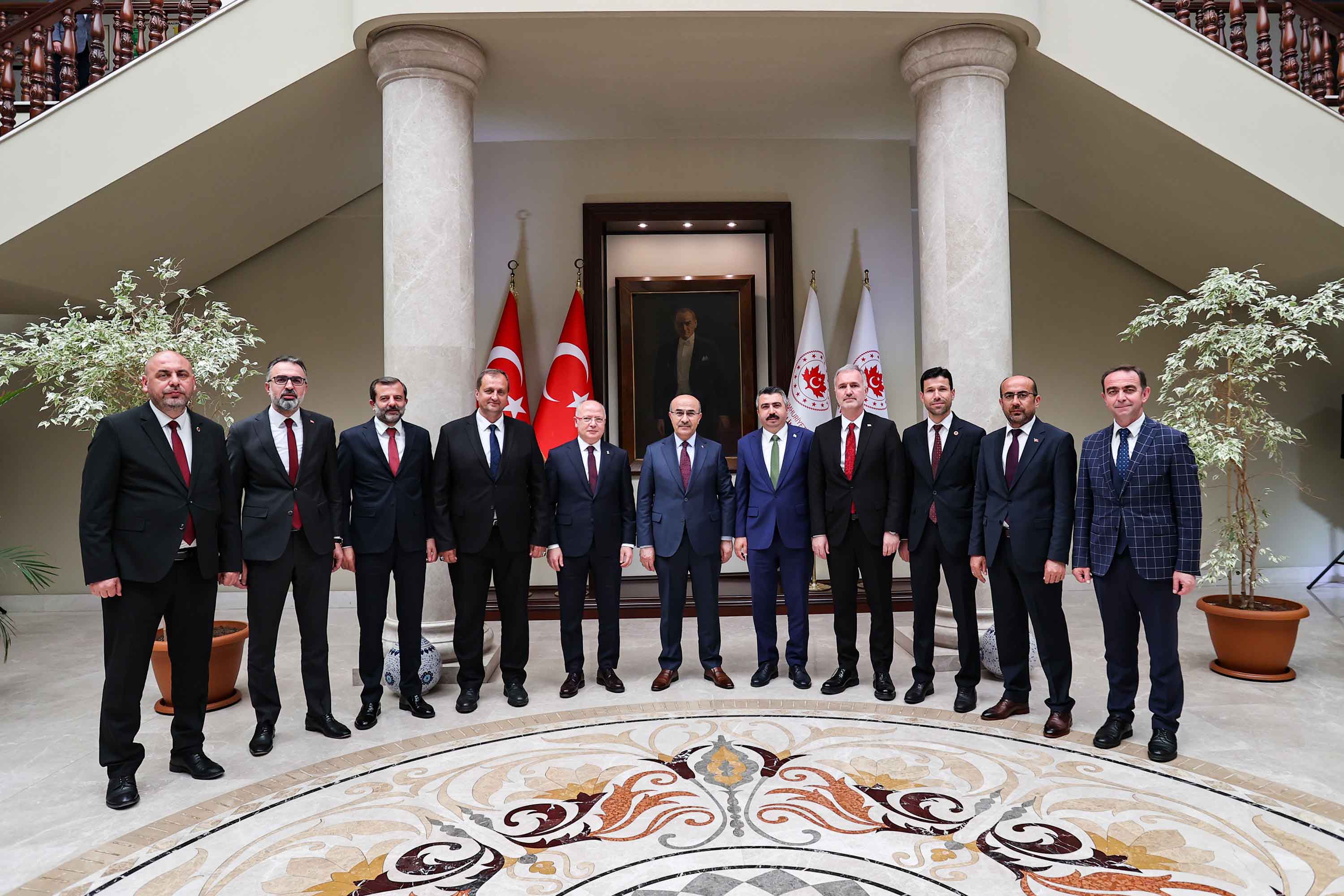 AK Parti İl Başkanı Davut Gürkan ve Belediye Başkanları Vali Mahmut Demirtaş'ı Ziyaret Etti