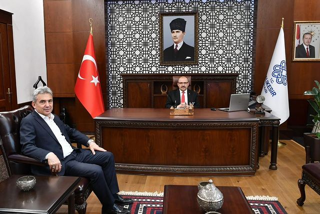 Balıkesir'de eski belediye başkanı Vali ile bir araya geldi