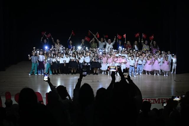 Biga’daki Atatürk Kültür Merkezi’nde Çocuk Bayramı Kutlamaları