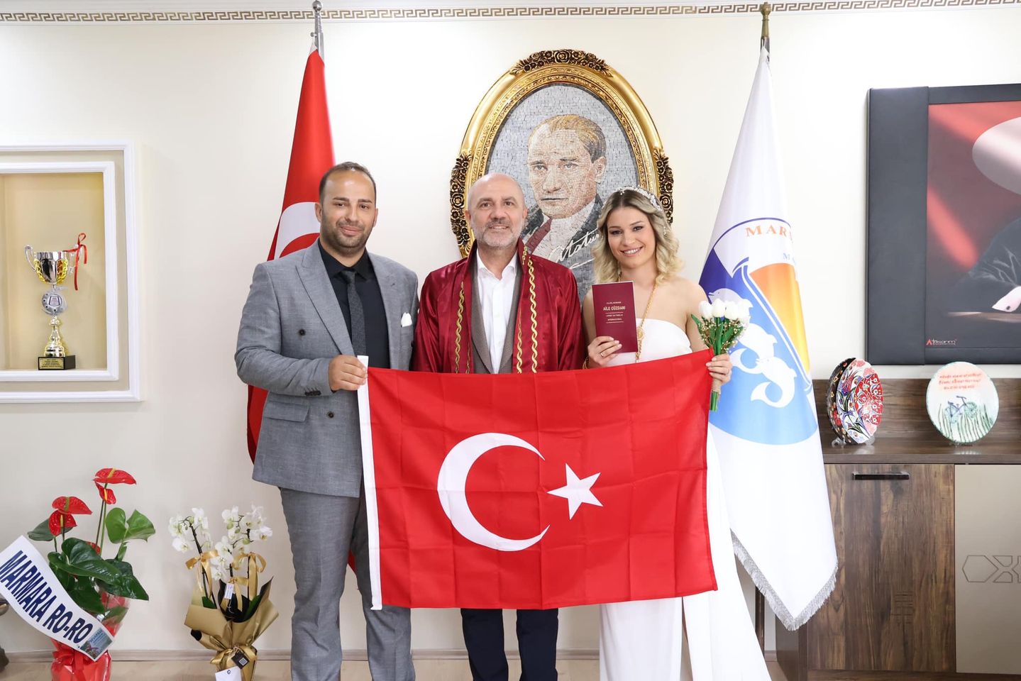 Marmara Bölgesi'ndeki Belediye Başkanı, Bir Çiftin Nikah Töreninde Görev Aldı