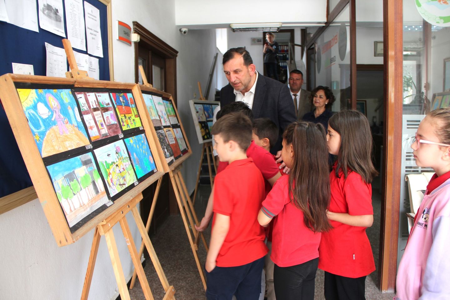 Yerel Eğitim Girişimi: Cumhuriyet İlkokulu Öğrencileri Sanatsal Yeteneklerini Sergiledi