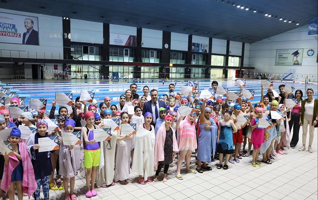 Bursa'da Genç Yüzücülere Sertifika Töreni