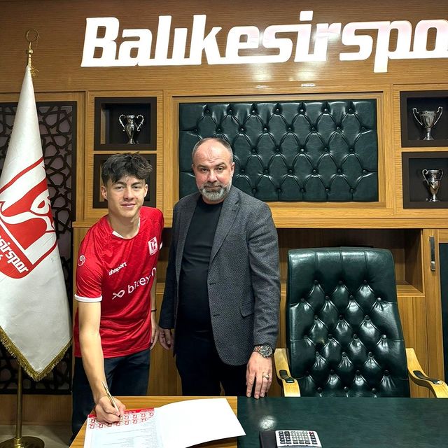 Balıkesirspor, Genç Futbolcu Kaan Bozkurt ile 3 Yıllık Sözleşme İmzaladı