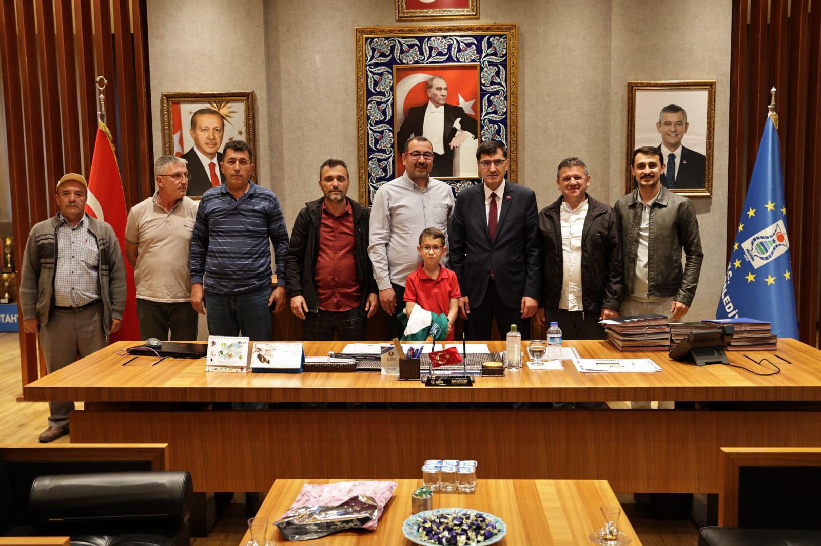 Kütahya Yeni Dönemdeki Belediye Başkanına Esnaf Destek Ziyareti Gerçekleştirdi