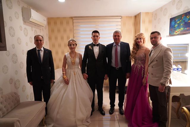 Altıeylül Belediye Başkan Yardımcısı Serdar Karakaş, Yeni Evlenen Çifte Mutluluklar Diledi