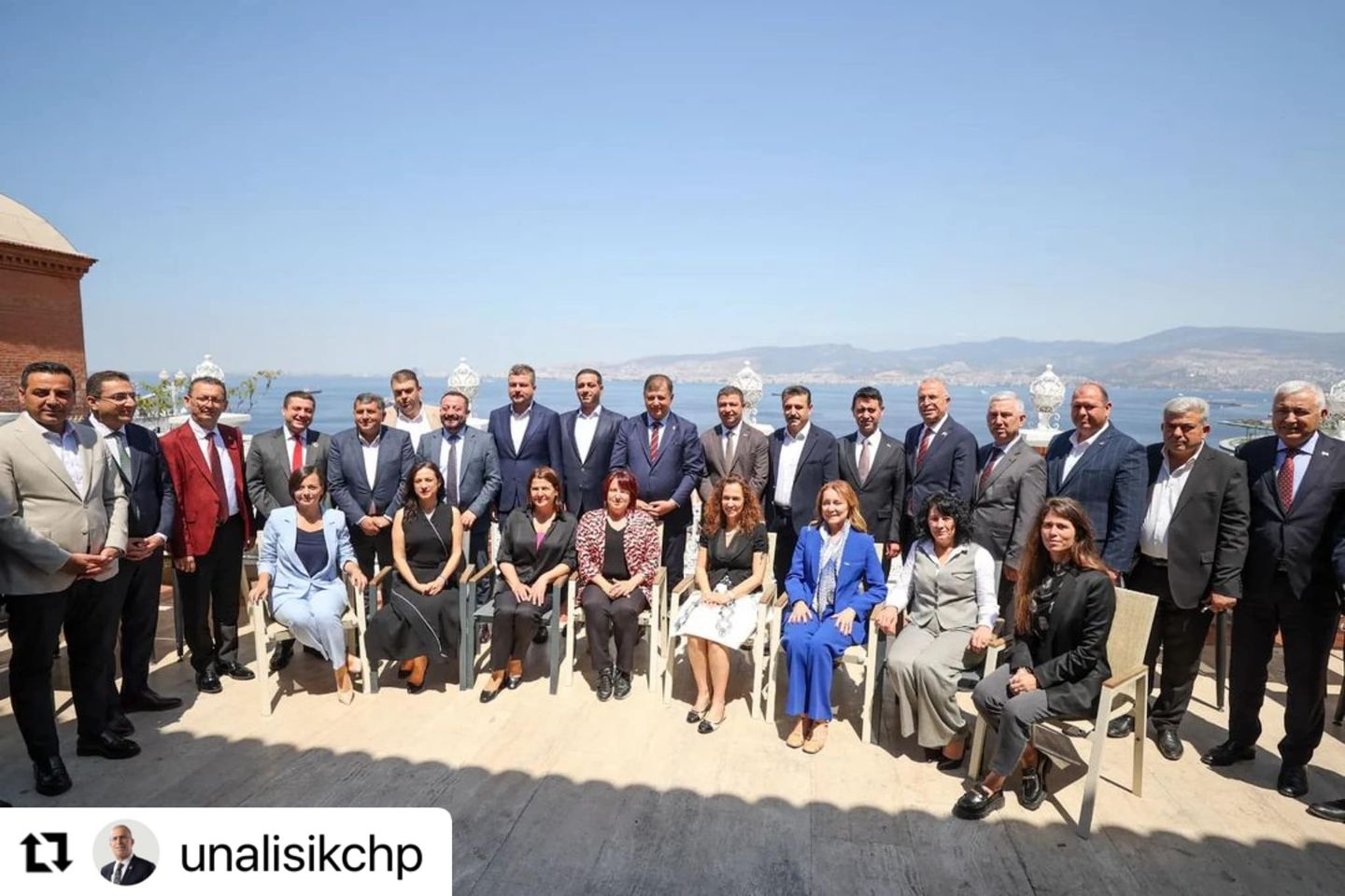 İzmir'de Yerel Gelişim İçin Belediye Başkanları Bir Araya Geldi