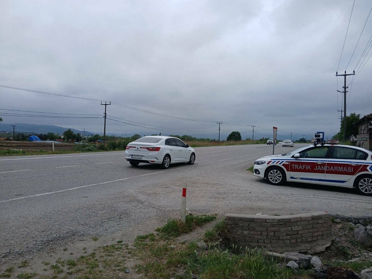 Balıkesir'de Jandarma Trafik Kontrolleri Artıyor: Radarla Hız Denetimi Gerçekleştirildi