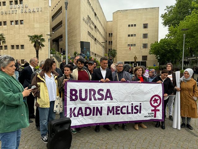 Bursa'da Kadın Cinayeti Davası Başladı: Toplum ve Kadın Hakları Savunucuları Adalet Bekliyor