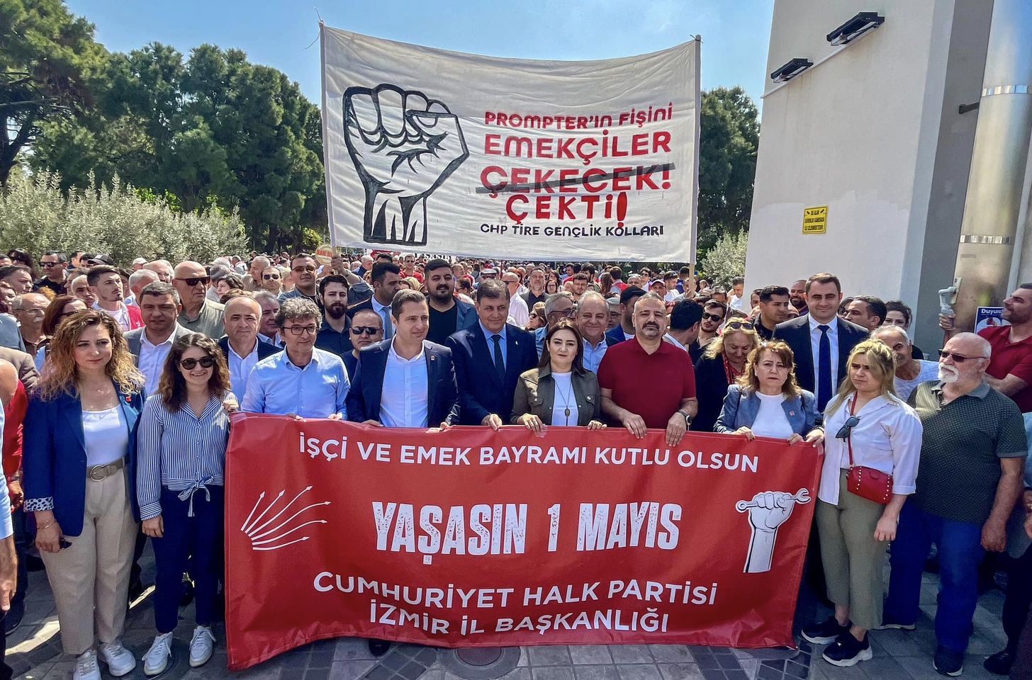 CHP İzmir İl Başkanlığı 1 Mayıs'ta Binlerle Buluştu