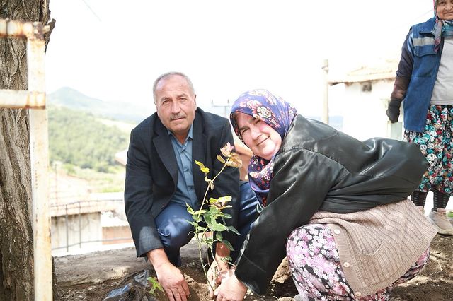 Burhaniye Belediyesi'nden Kırsal Mahallede Çevre Güzelleştirme Hamlesi