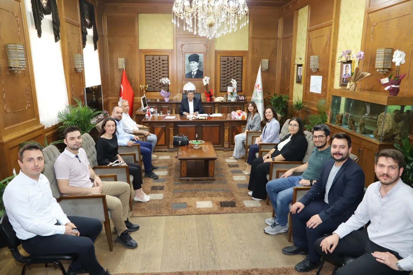 İzmir Belediye Başkanı Davut Sakarsu'dan Çeşitli Meslek Gruplarına Kapılarını Açtı
