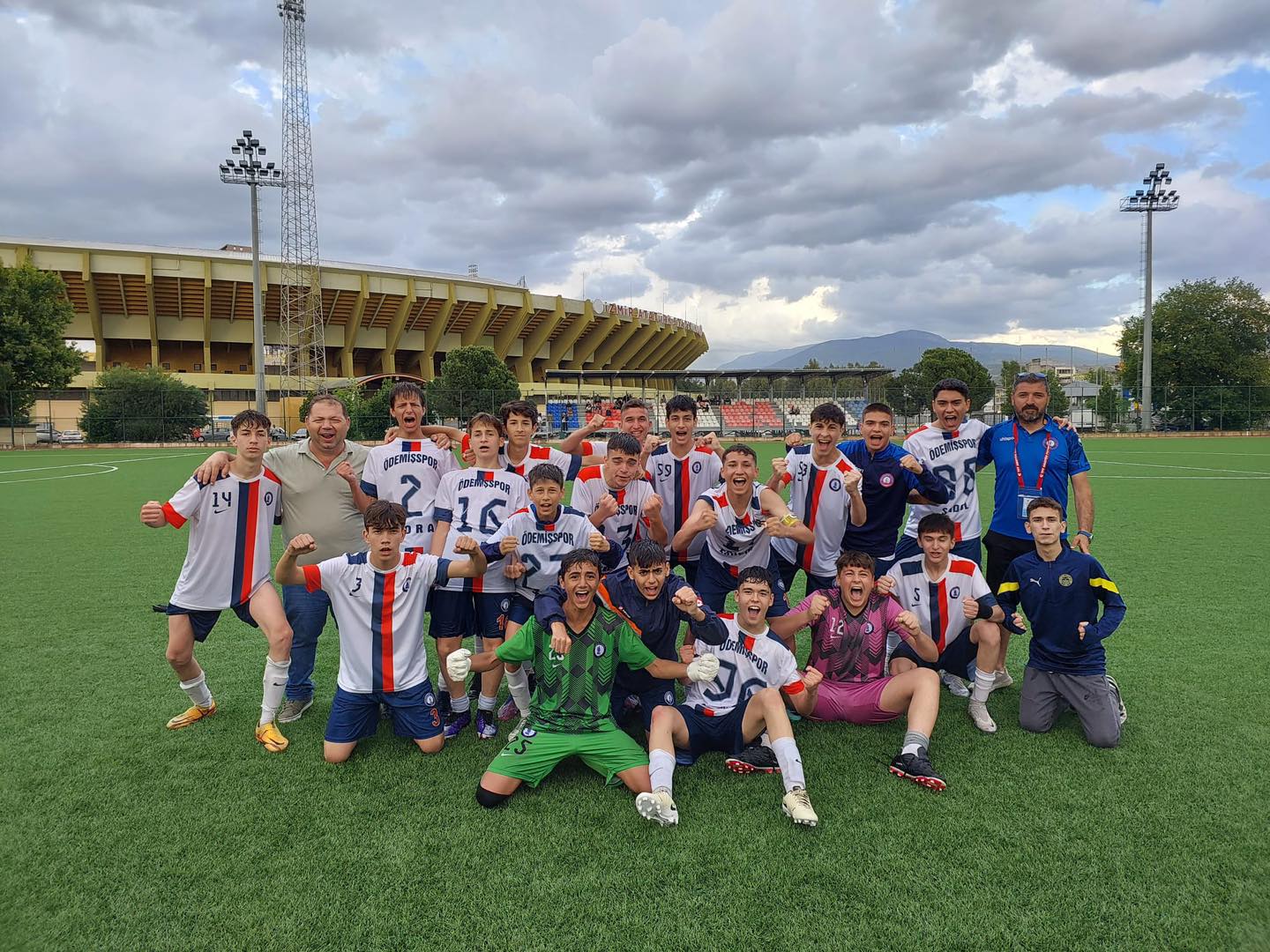 İzmirli Genç Futbolcular Türkiye Şampiyonası'na Katılma Hakkı Kazandı