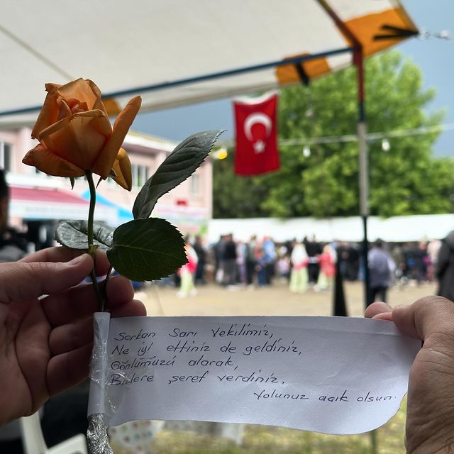 Balıkesir Milletvekili Serkan Sarı, Mahmudiye Köyü'nde Çiçeklerle Karşılandı