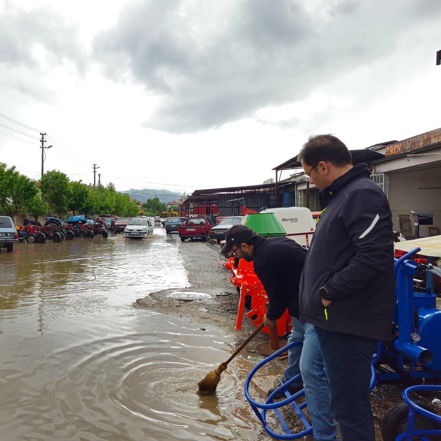 Belediye Başkanı Serkan Sak'tan Yağmurlu Günlerde Esnafa Destek Ziyareti