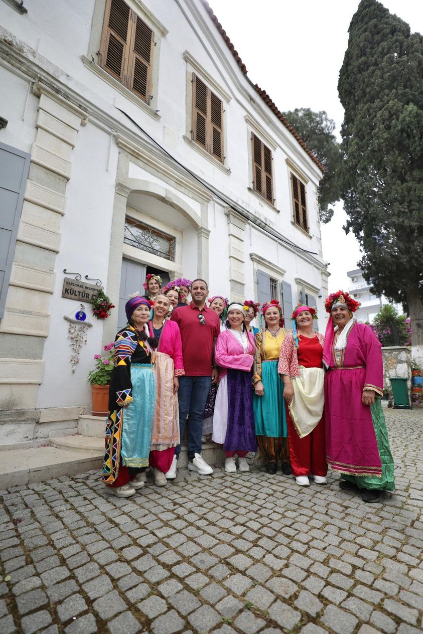 İzmir'de Hıdırellez Coşkusu: Baharın Gelişi Renkli Törenlerle Kutlandı