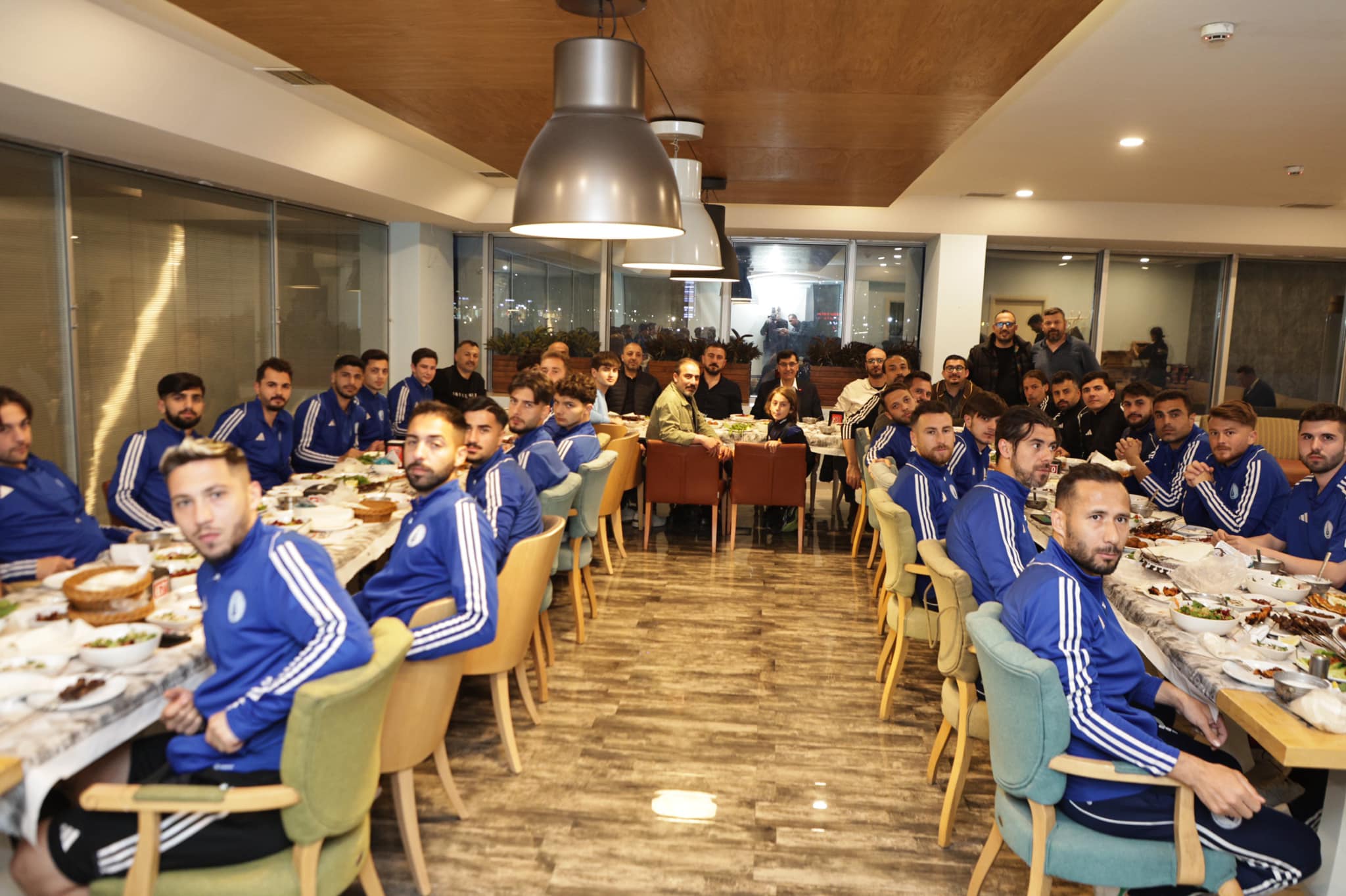 Belediye Başkanı Kahveci, Yerel Futbol Takımını Kutladı