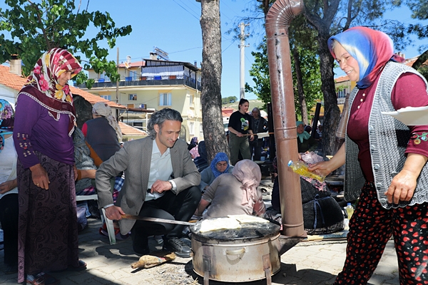 Demirci Çamlıca Mahallesi'nde Muhtar Gürkaş Öncülüğünde Hayır Yemeği ve Mevlit Programı Düzenlendi