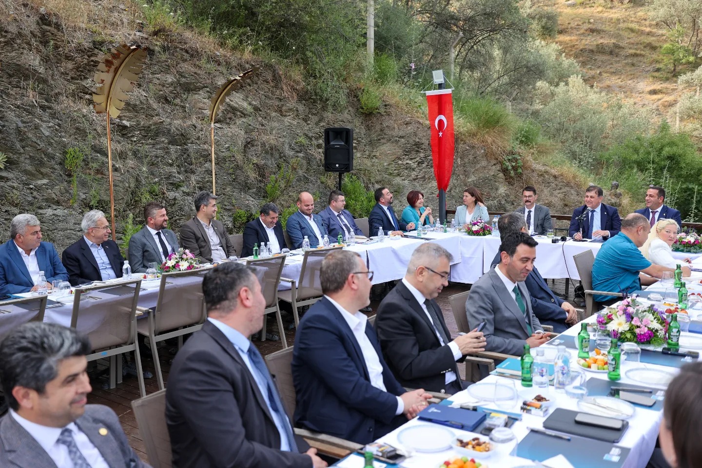 İzmir Büyükşehir Belediye Başkanı Cemil Tugay, İlçe Başkanlarıyla Kalkınma Toplantısı Gerçekleştirdi