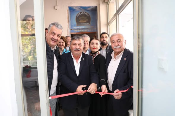 Edremit'te Müzik ve Resim Sanatı Buluştu: Gitar Dinletisi ve Resim Sergisi Açılışı