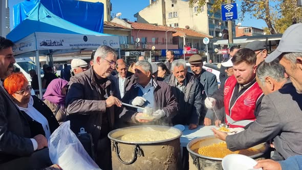 CHP'den Sındırgı'da Deprem Sonrası Sahada Dayanışma ve Keşkek Hayrı