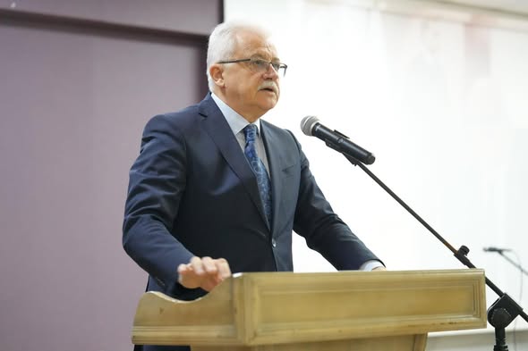 Burhaniye'de Öğretmenler Günü Coşkusu: Belediye'den Anlamlı Yemek Daveti