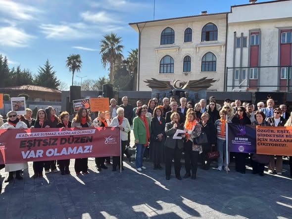 CHP Balıkesir'de Kadına Şiddetle Mücadele İçin Basın Açıklaması Düzenledi