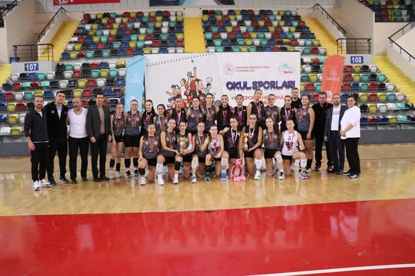 Balıkesir'de Genç Kız Voleybolcular Kıyasıya Mücadele Etti