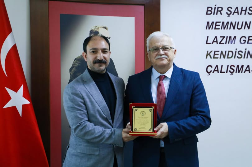 Burhaniye Belediyesi'nden Uğur Mamuk'a Teşekkür Plaketi