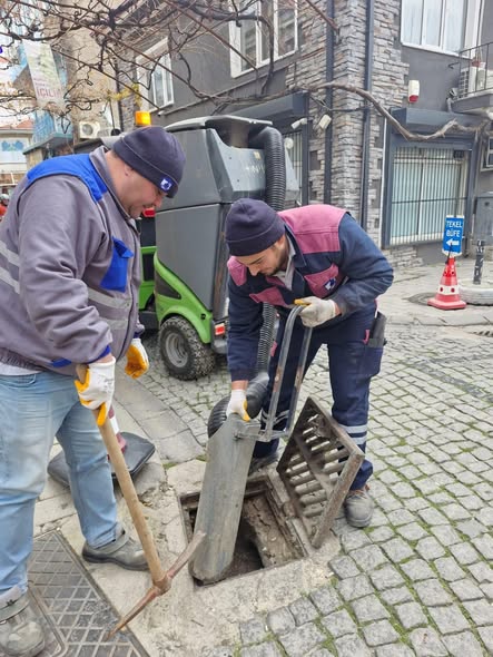 Çanakkale Belediyesi Yağmur Suyu Hatlarını Temizliyor