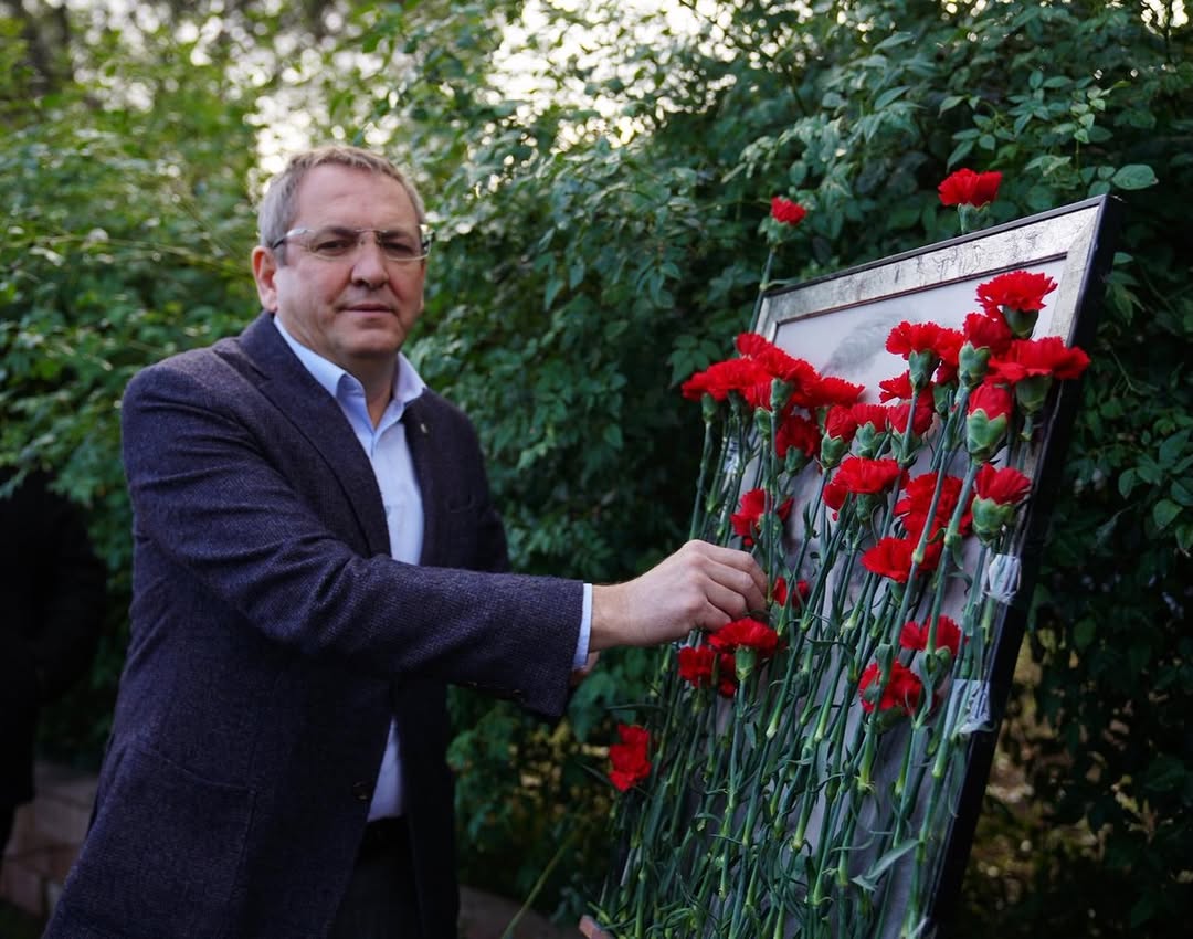 Uğur Mumcu, Ayvalık'taki Evi Önünde Karanfillerle Anıldı