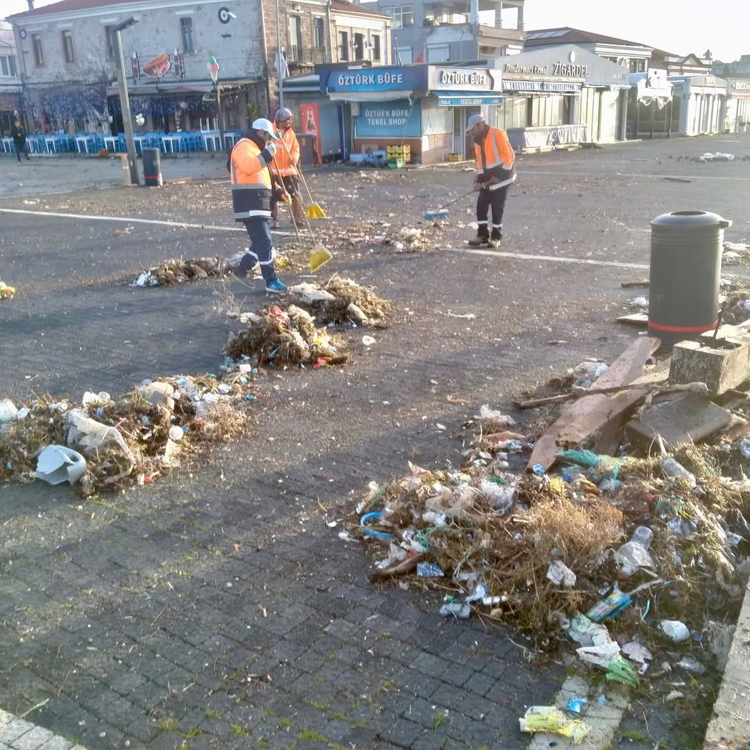 Ayvalık'ta Fırtına Sonrası Belediye Ekipleri Saha Çalışmalarını Sürdürüyor