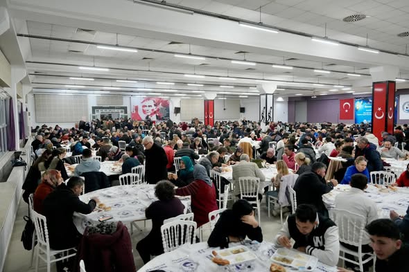 Burhaniye'de Ramazan İftarları Ahmet Akın Kültür Merkezi'nde Başladı