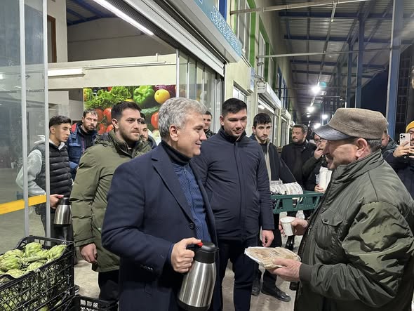 Balıkesir'de Meyve ve Sebze Hali Esnafına Gece Ziyareti