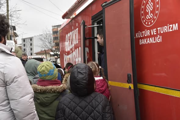 Dursunbey'de Gezici Kütüphane ile Çocuklar Kitaplarla Buluşuyor