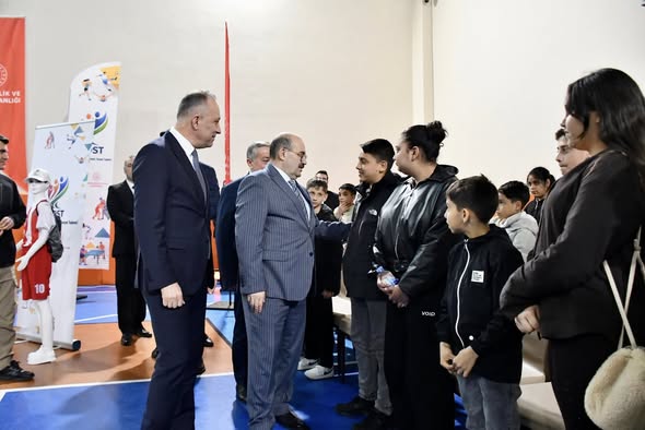 Balıkesir'de DOST Projesi Lansmanı: Gençlere ve Sporculara Destek Dağıtıldı