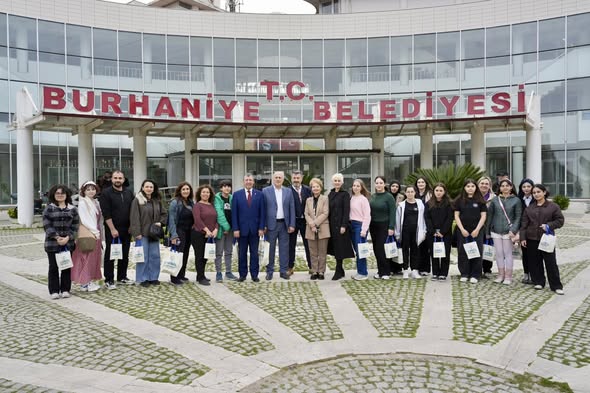 Burhaniye'de Kardeş Okul Buluşması: Öğrenciler Belediyede Ağırlandı