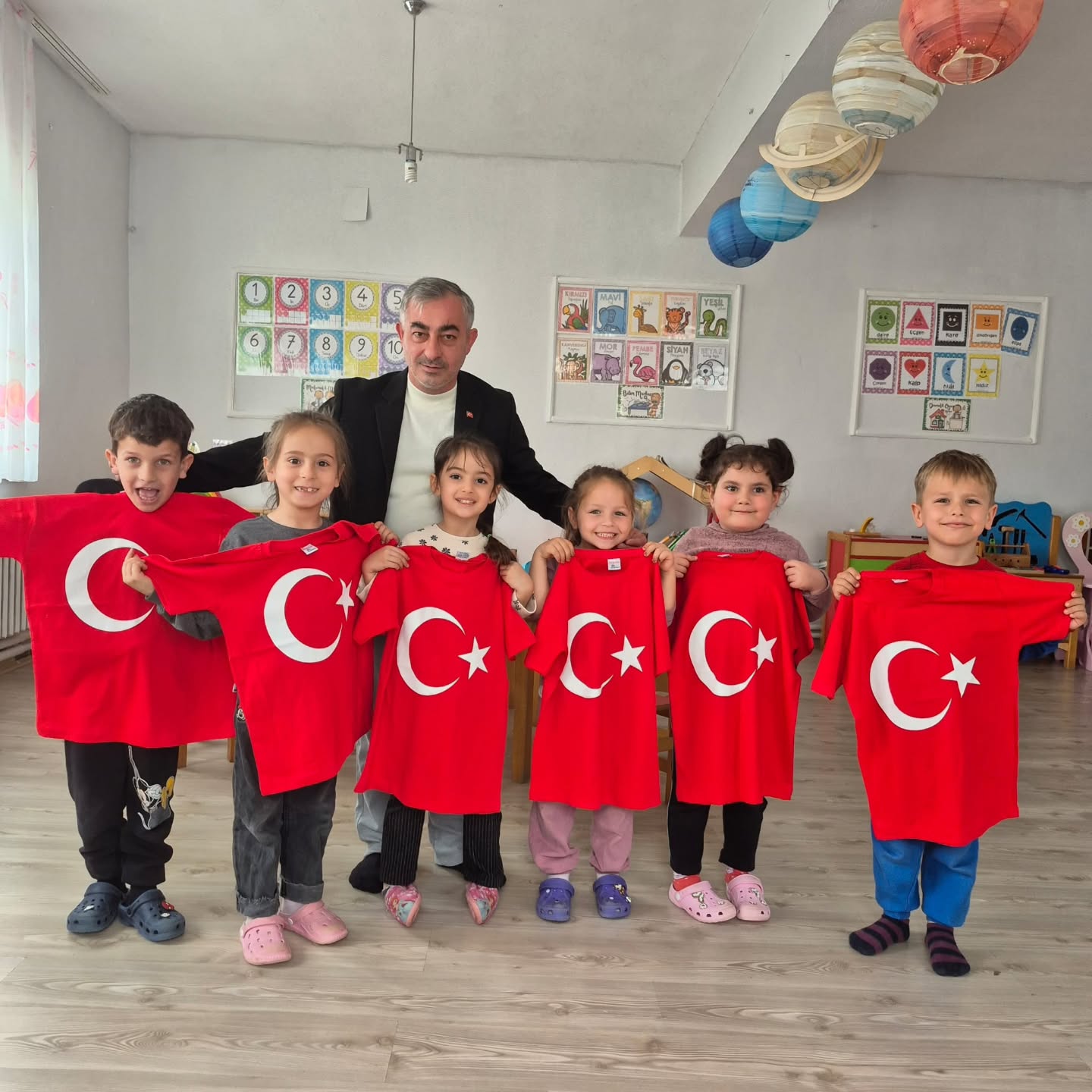 Manyas'ta 23 Nisan Coşkusu: 470 Çocuğa Bayraklı Tişört Hediyesi