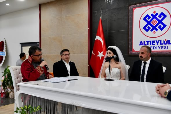 Altıeylül'de Başkan Şehirli'nin Kıydığı Nikah