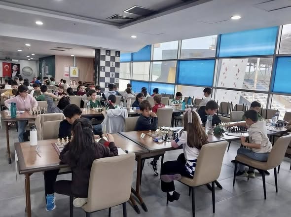 Balıkesir'de 23 Nisan Satranç ve Yüzme Heyecanı