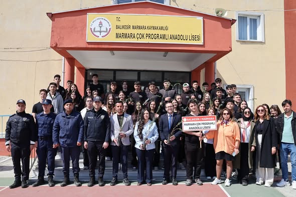 Öğrenciler ve Yöneticiler El Ele: Marmara Adalar'da Fidan Dikildi