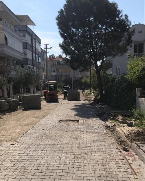 Edremit'te Altyapı Seferberliği: Akçay'da Yeni Sokak Tamiratları Başladı