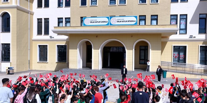 Diyarbakır'da Depremzede Çocuklar İçin Umut Oldu: Emlak Katılım İlkokulu'nda İlk 23 Nisan Coşkusu