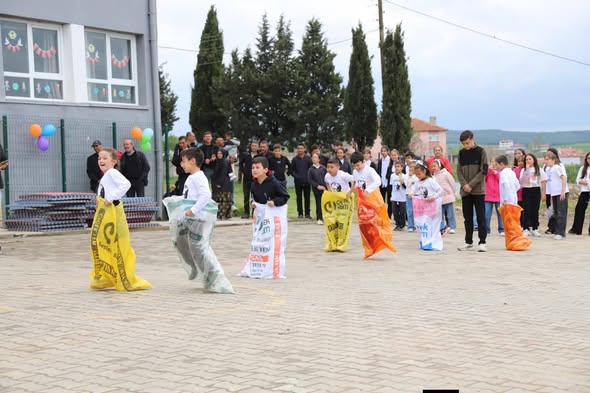 Kepsut'ta 23 Nisan Coşkusu: Hotaşlar'da Öğrencilerden Renkli Gösteriler