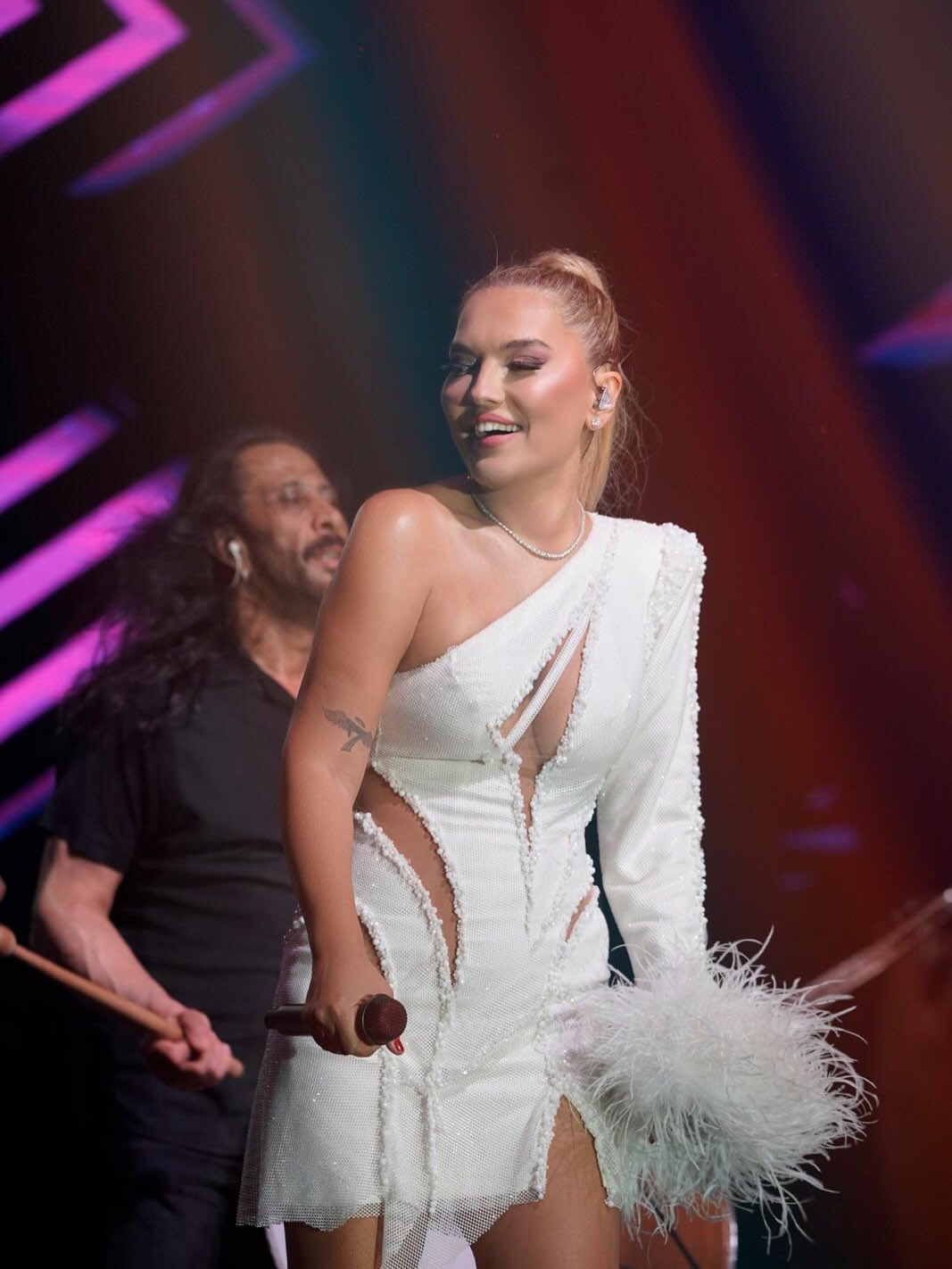 Demet Akalın'ın Kıbrıs'taki Muhteşem Dönüşü: Chamada Kostüm ve Tolga Cam Saç-Makyaj İş Birliği