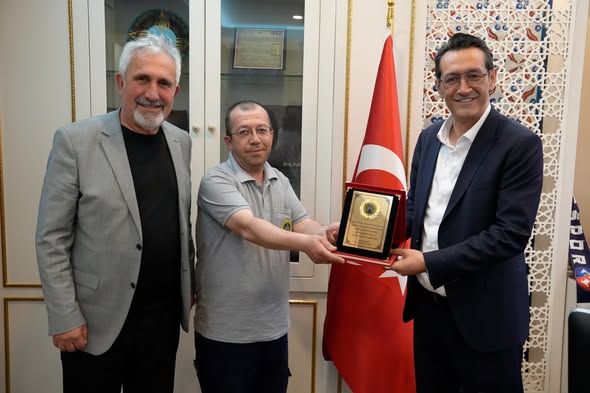 Tavşanlı'da Türk Bayrağını Düzelten Temizlik Personeli Ödüllendirildi